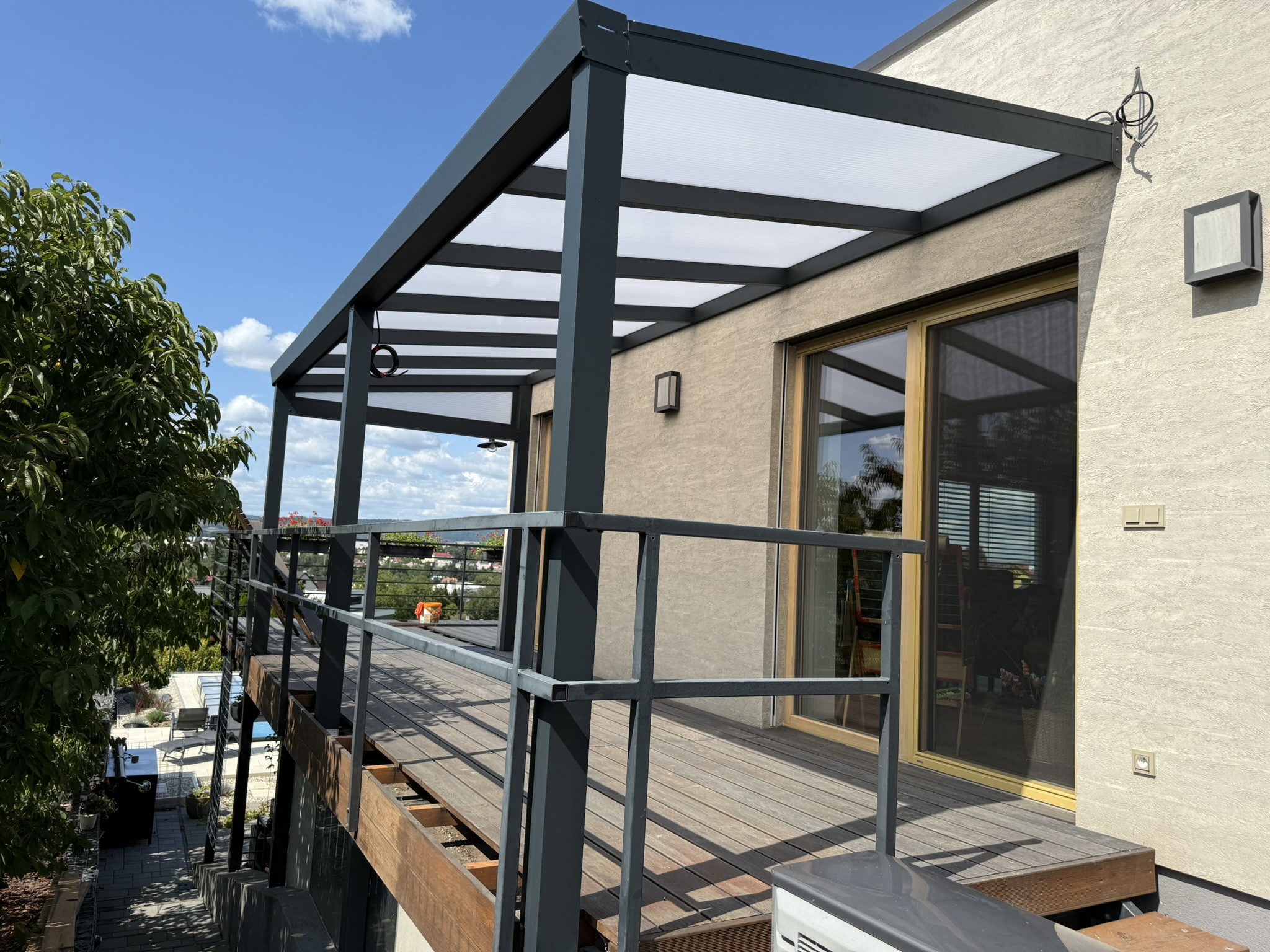 Hliníková pergola jako investice: Zvyšuje hodnotu nemovitosti?