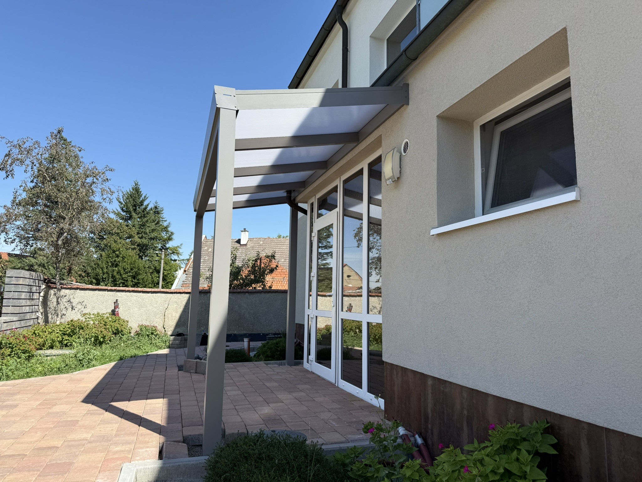 Hliníková pergola jako venkovní prostor pro koncerty a hudební vystoupení