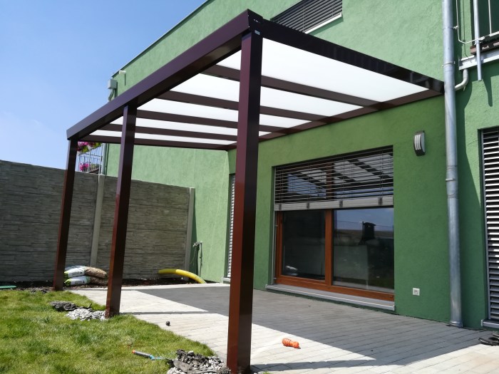 Pergola hnědá RAL8017 400 x 250 cm provedení DELUXE.